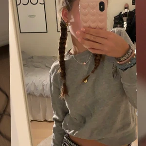 Tröja - Säljer basic tröja ifrån hm, passar till jeans kjol eller över en klänning!!