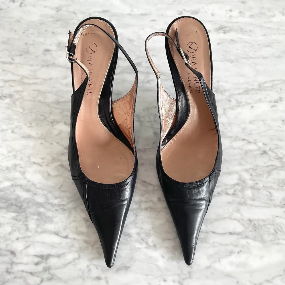 Vintage 90s 00s Y2K real leather pointy toe slingbacks in black size 37  Barely visible signs of wear on the outside of the shoes, but the inner lining is peeling. See the pictures. Cleaned. Label: 37, fit true to size. Heels: ca 9 cm. No returns.. Skor.