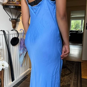 Tjusig blå sommarklänning - Vacker sommarklänning som köptes av misstag till min syrra. Aldrig använd utöver bilden. Perfekt för sommaren. Passar i S och M. 