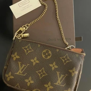 LV mini pochette accessoires  - Louis Vuitton mini pochette accessoires i mycket fint begagnat skick, inga skavanker eller dylikt. Box medföljer men inget kvitto då det var en examensgåva en gång i tiden. 