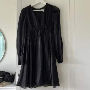 Svart satin klänning från H&M i storlek 32. Har aldrig använt den. Säljer den eftersom den inte passar.