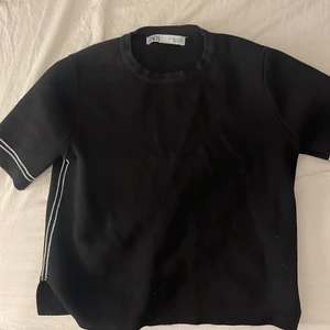 T-shirt zara - Svart t-shirt med vita ränder från zara.  Tjockare material. Jättebra skick. Knappt använd. Storlek S. 