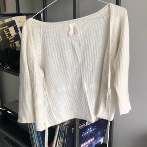 Vit kofta - En fin vit kofta som har två trådar längst ner för att knyta fast och den har korta ärmar.Men den är i mycket bra skick 👌 kontakta mig för fler bilder ❤️