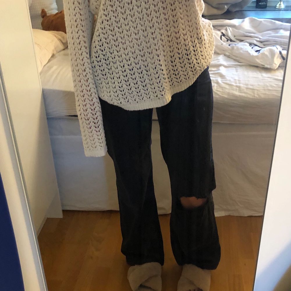Urläckra svarta raka jeans! Köpta på monki, klippte hålet på ena sidan själv för att göra de mer unika. Säljs då de är för små 😅 Jättebra skick och de sitter fint, speciellt vid midjan och där bak 😏. Jeans & Byxor.