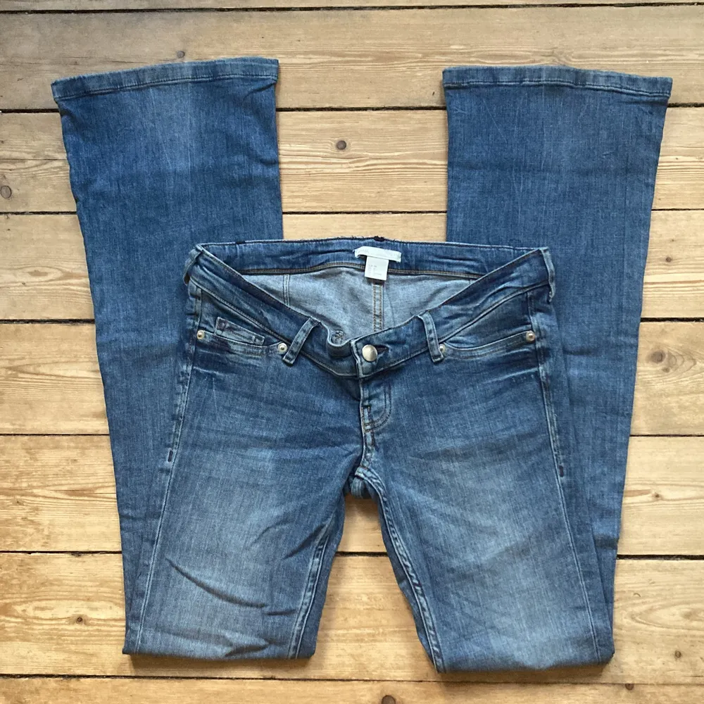 Lågmidjade jeans från HM! Obs de är ”mamma jeans” vilket innebär att de inte har en dragkedja (därav priset) men de funkar jättebra ändå, midja 79, innerbenslängd 78:). Jeans & Byxor.