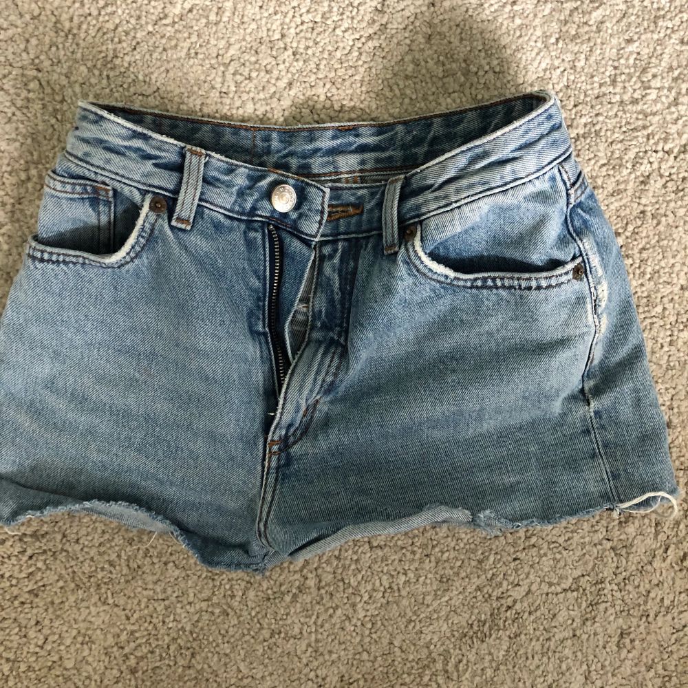 Jätte somriga jeans shorts med mid Rise ifrån monki!💕💕säljer då dem är lite korta på mig, nästan aldrig andvönda. Köpare står för frakt men kan även mötas upp i Göteborg❤️❤️ Kom privat för flera bilder!!. Shorts.