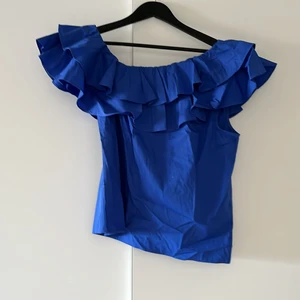 Blå topp - Helt ny blå volangtopp från NA-KD