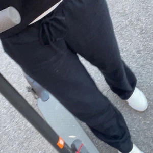 Svarta linne byxor  - Säljer dessa linne byxor som ja köpt på H&M. Dem är i storlek XS och säljer för jag inte använder längre. Original pris: 150kr