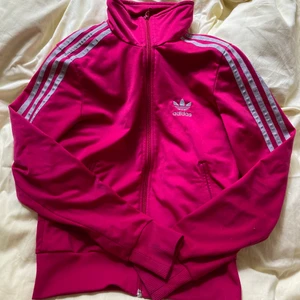 Adidas tröja - En as fin rosa adidas tröja med silvriga ränder och silvrigt tryck där bak!!! Säljer för att jag behöver pengar💗💗