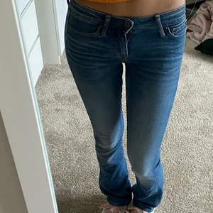 Lågmidjade jeans - Otroligt fina lågmidjade jeans ifrån crocker. De är aldrig använda utan endast prövade eftersom de tyvärr är lite för små. Skulle säga att de är xs💕💕