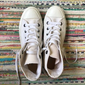 Vita Converse  - Tryck ite på köpdirekt!!!! Helt vita Converse köpta secondhand men i bra skick. Perfekta att färga. Den ena har en lätt ljusrosa färg på ena sidan. Fråga för bättre bilder