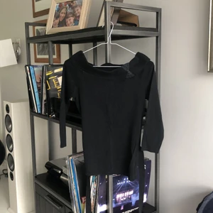 Svart tröja - En fin tröja som är perfekt för någonting viktig elr till jobbet! Den har en ganska bred hals som passar hela tröjan och tråd för att knyta fast den men man kan alltid ta ut den, kontakta mig för mer info och bilder 💕