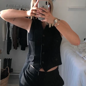 svart väst🖤 - säljer denna svarta kostymväst köpt på sellpy🖤
