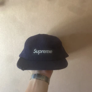 Supreme x Harris Tweed keps - Bra condition förutom en liten skråma på själva brimen. Tar gärna emot trades :)