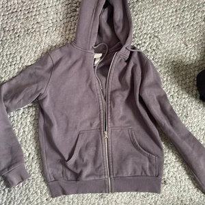 Lila zip hoddie  - Säljer en jättefin lila zip hoddie💛den är i storlek S och sitter perfekt på mig men säljer då den inte används💝 säljer för 120kr + frakt på 57kr🤍 om du undrar något skriv pm❤️