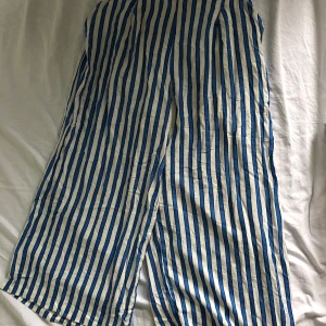 Randig byxa  - Rakmodell blå och vitrandiga ankel långa