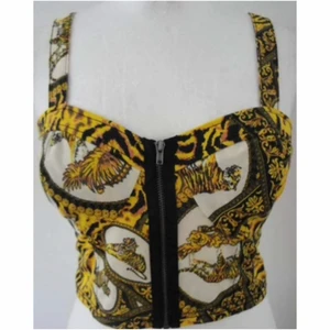 y2k topp topshop - märke: topshop. mått: över byst 45cm. står storlek L på lappen men sitter som en storlek M.  storlek: M/L (38) möts upp i stockholm eller fraktar. 🖤