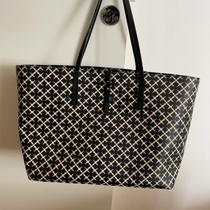 Väska by Malene Birger - En väldigt fin och ny väska. Har tyvärr inte använd den någonstans. En liten nesessär följer med. 