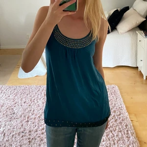 Linne - Blått/turkost linne med ”stenar” på köpt på en marknad i Frankrike💗