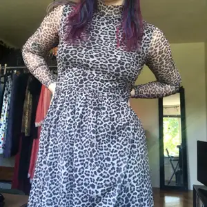 Leopardmönstrad klänning i mesh