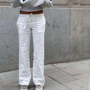 Alobha Label Linnebyxor - Säljer dessa sjukt fina linnebyxor från Alobha Label💗 Slutsålda överallt! Aldrig använda. Köp inte via direktköp! Direktpris är 750 + frakt SÅLDA FÖR DIREKTPRIS