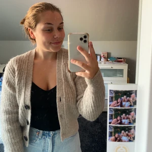 Stickad kofta & other stories storlek xs - Superfin stickad kofta från & other stories i bra skick. Storlek xs och den är beige. 