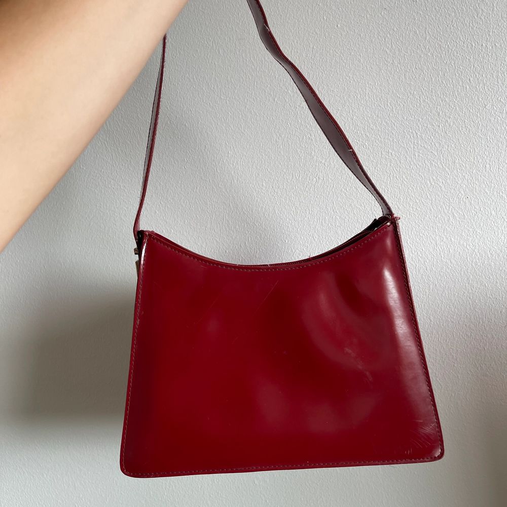 Svinsnygg röd handväska! Inget märke på den men tror den ska likna gucci då de är samma G som Gucci 90tal. Några slitna sömmar men syns bara vid noggrannare titt. Skriv gärna om du vill ha fler bilder!. Väskor.