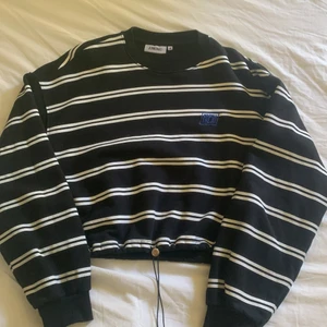 Junkyard sweatshirt ”Fresh” med dragsko - Köpte 2020 och jag har inte använt den på väldigt länge. Den är i bra skick och jag köpte den för 299kr. Kontakta DM för fler bilder