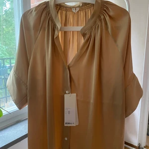 Blus från Arket  - Fin champagne blus ordinarie pris 690kr oanvänd prislapp kvar. Storlek 40 