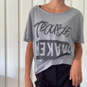 Grå t-shirt med tryck - Mörkgrått tryck. Strl XS