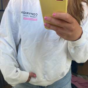 Jättefin sweatshirt ifrån bershka som kanske är i behov av en strykning😂 Annars jättecool och snygg med tryck både fram och bak😃👍🏼