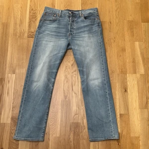 Levis 501 ljusblå - Jag säljer mina Levis 501 i nyskick då jag inte haft någon användning för dem. Har knappt används och nypriset är 1000kr. (Pris kan diskuteras)