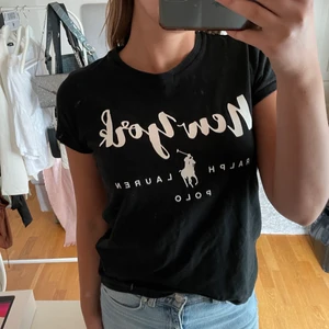Ralph lauren t-shirt strl S - Svart t-shirt med tryck från ralph lauren i bra skick. Passar en som har storlek S