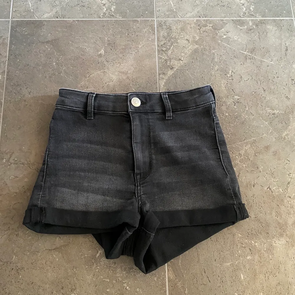 Svarta jeansshorts i storlek 32 som är för små för mig Använda ett par gånger men ser ut som nyskick. Hör av dig om du har någon fråga 🖤. Jeans & Byxor.