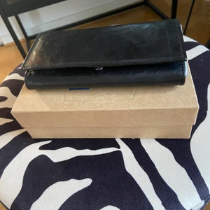 Helt ny plånbok i äkta skinn  - Helt ny plånbok med massor med kortfack Bud från 250kr tillkommer frakt spårbart brevlåda 57kr