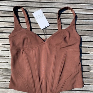Zara korsett - Säljer denna skitsnygga korsetten från Zara. Var tyvärr för liten på mig och hann aldrig lämna tillbaka plagget. Helt oanvänd! 💞