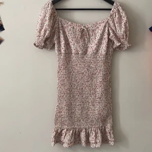 Söt klänning  - Jättefin blommig klänning från shein som inte kommer till användning, stretchiga material där nere som fångar kroppens kurvor! Köpte för 249!💕