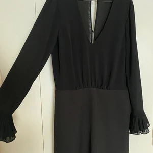 Klänning - Svart klänning från Nelly. Använd ett fåtal gånger! Storlek 38. Köparen står för frakten🌼