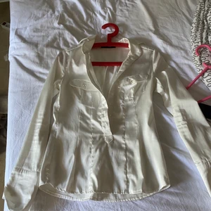 Blus storlek S - Säljer min blus som är i silke pågrund av att jag inte kan ha den längre den är liten i storleken. Den är i fint skick.