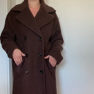 Brun kappa - Köpt på Lindex förra vintern, nypris 800kr, fint skick.  Storlek S. 