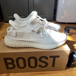 Yeezy yzy 350 v2 Bone - Sjukt snygga bone färg helt oanvända som det syns yeezys strlk 46 2/3  