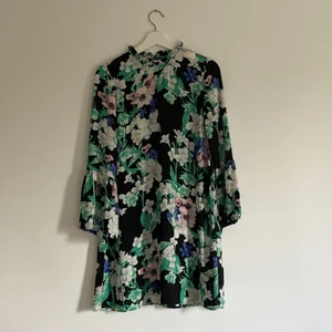 Klänning  - En fin klänning som använts några få gånger. Storlek:36