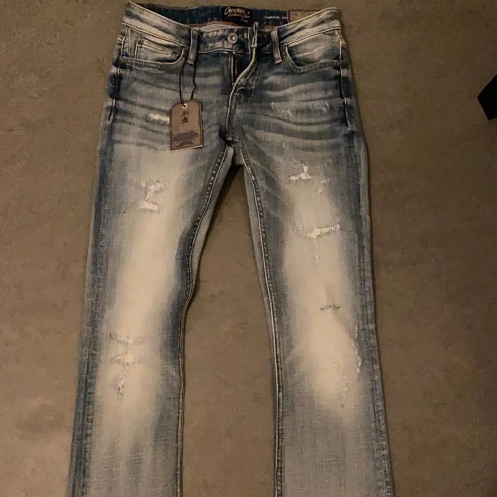 Intresse koll på oanvända lågmidjade jeans. Sitter jättefint men aningen för tajt på mig. Ord pris 800💕  (Köpare står för frakt). Jeans & Byxor.