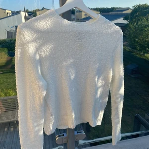 vit Stickad tröja  - Vit stickad tröja från h&m! I storlek XS, köparen står för frakt!😃