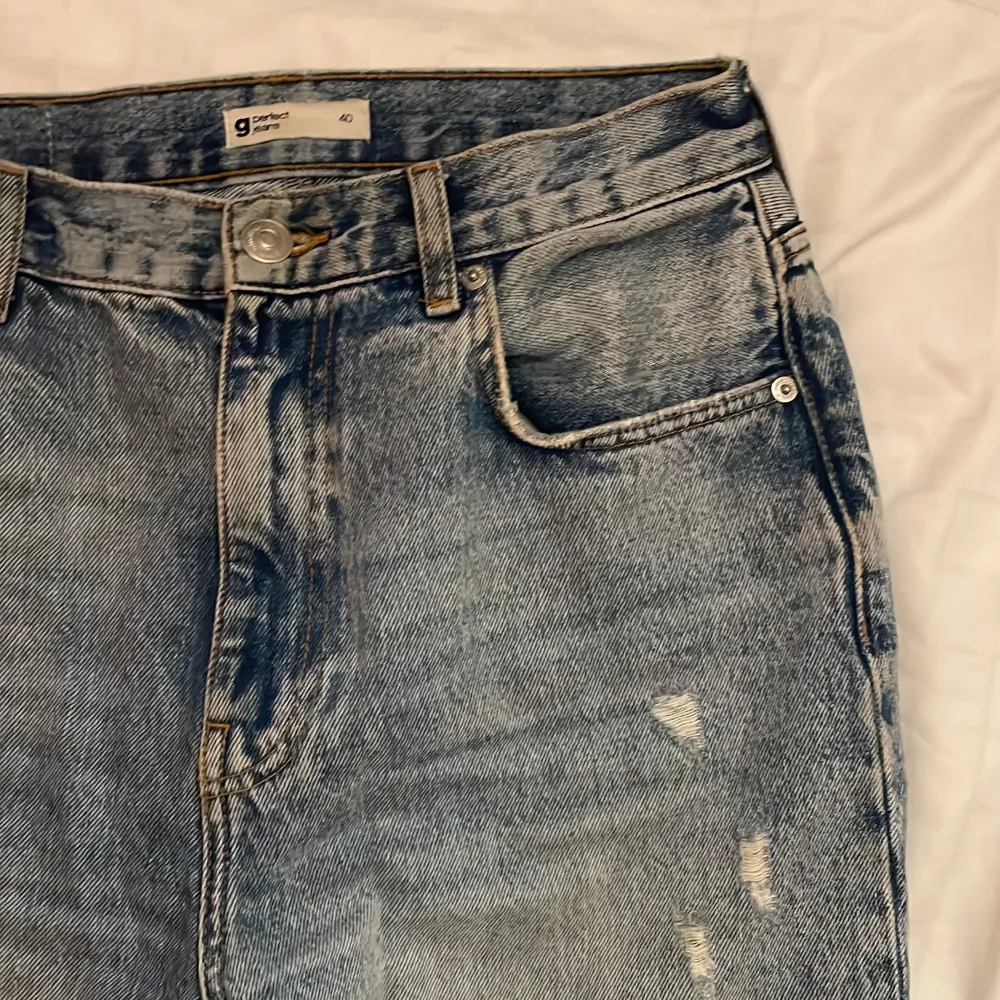 Snygga oversized byxor från Gina tricot. Gott skick, säljs pga växt ur dem. Säg till om jag ska skicka bilder med den på, kan mötas upp i Stockholm och ger paketpris om du köper mer 🌸. Jeans & Byxor.