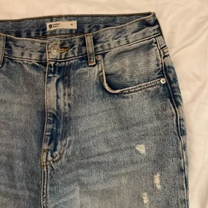 Oversized jeans från Gina tricot - Snygga oversized byxor från Gina tricot. Gott skick, säljs pga växt ur dem. Säg till om jag ska skicka bilder med den på, kan mötas upp i Stockholm och ger paketpris om du köper mer 🌸