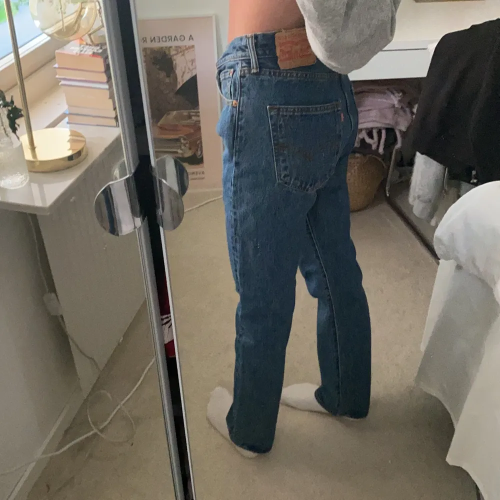 Säljer ett år superfina levis jeans i modellen 501. Dem är köpt här på plick men endast använda en gång. Är inte helt 100 på att jag vill sälja men vill veta om folk är intresserade först. Hör av er om ni har frågor <33. Jeans & Byxor.