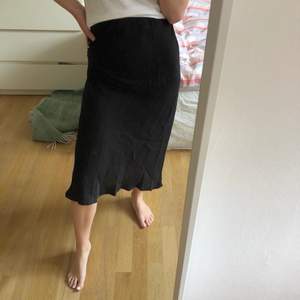 Svart kjol som inte längre kommer till användning. Fungerar även att ha sol klänning (se bild 2)