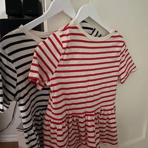 Säljer två likadana zara tröjor fast ena är med röda sträck och den andra med mörkblå. Säljer en för 75:- och båda för 150:- Om många är intresserade blir det budgivning!
