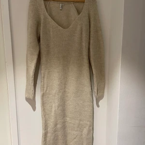 Stickad långklänning från Nelly i storlek M - Endast använd en gång. Storlek M. Från Nelly. 